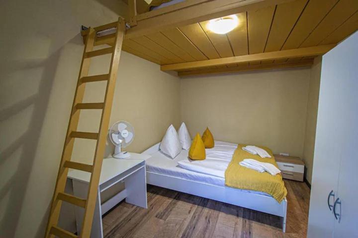 Cozy Homestay At Prague Main Station Bagian luar foto