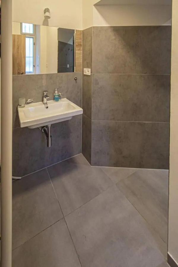 Cozy Homestay At Prague Main Station Bagian luar foto
