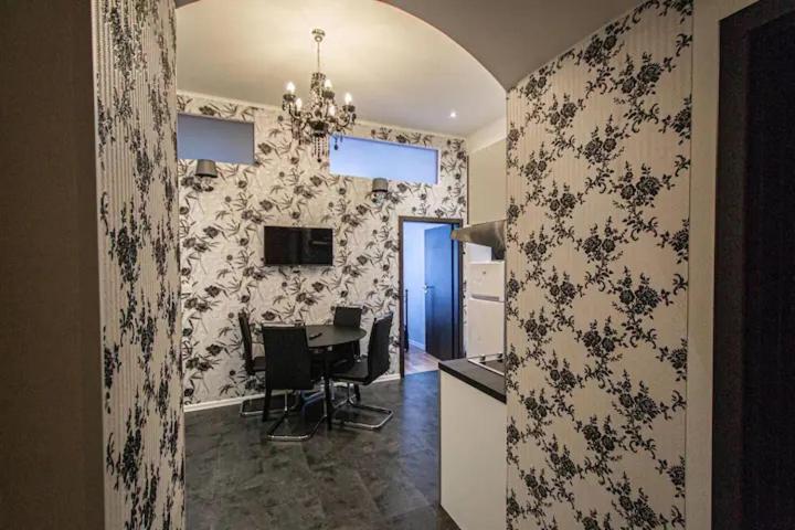 Cozy Homestay At Prague Main Station Bagian luar foto