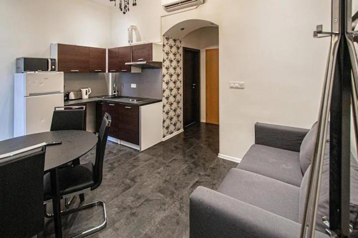 Cozy Homestay At Prague Main Station Bagian luar foto