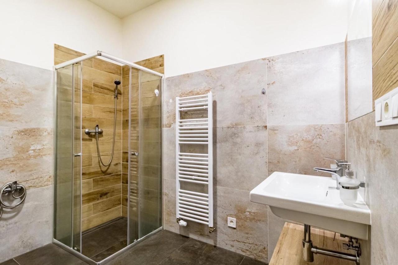 Cozy Homestay At Prague Main Station Bagian luar foto