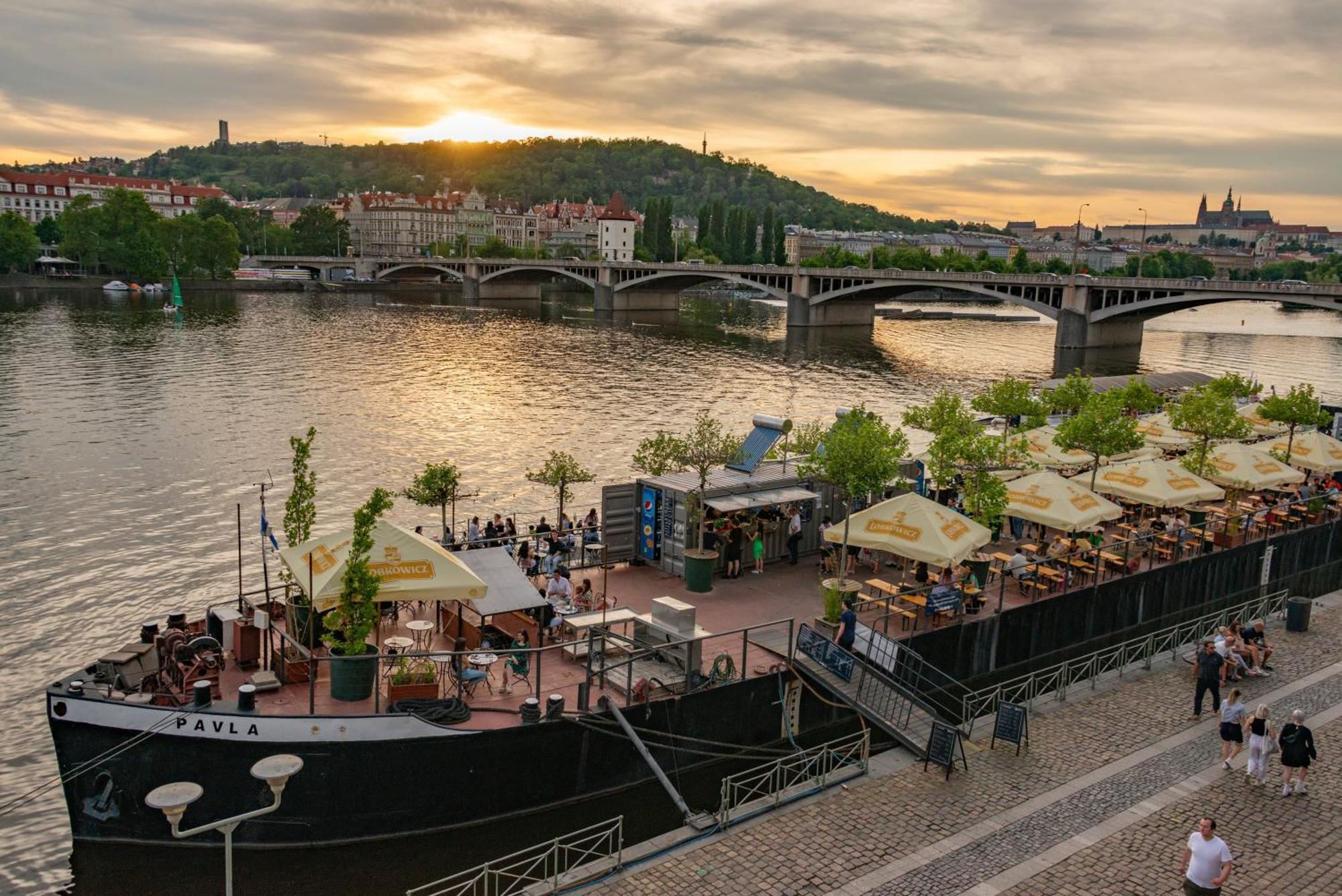 Cozy Homestay At Prague Main Station Bagian luar foto
